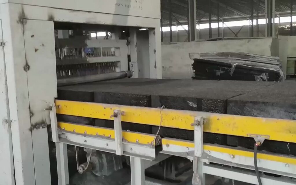 A級(jí)防火保溫材料碳硅板朝欽節(jié)能廠家車間生產(chǎn)線現(xiàn)場-20230911031743