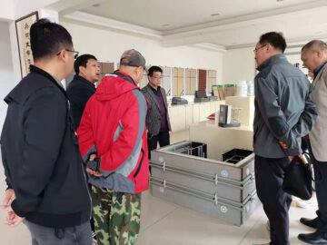 河南省建設(shè)廳科技與標(biāo)準(zhǔn)處康處長(zhǎng)、河南省建筑協(xié)會(huì)段秘書(shū)長(zhǎng)、河南省建筑科學(xué)研究院黃工等一行蒞臨考察
